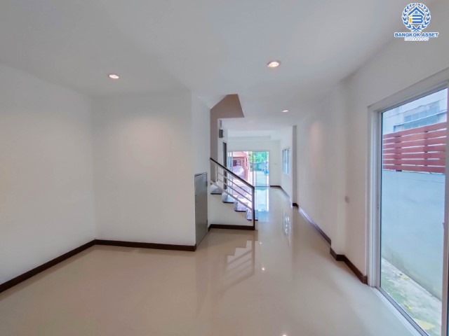 *****ทาวน์โฮมมือสองย่านกรุงเทพฯ ม.เทพประทาน สรงประภา เนื้อที่กว้างขวางถึง 25 ตร.ว. พร้อมฟังก์ชัน 4 ห้องนอน 3 ห้องน้ำ 1 ที่จอดรถ บ้านปรับปรุงใหม่ พร้อมเข้าอยู่ บนทำเลใกล้สนามบินดอนเมือง เข้าสู่ใจกลางเมืองได้อย่างสะดวกสบาย ใกล้รถไฟฟ้าสายสีแดง "สถานีดอนเมือง" และทางด่วน "ศรีสมาน"